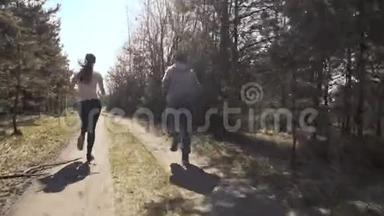 快乐的<strong>爸爸</strong>和女儿在早期的森林里慢跑。 4K
